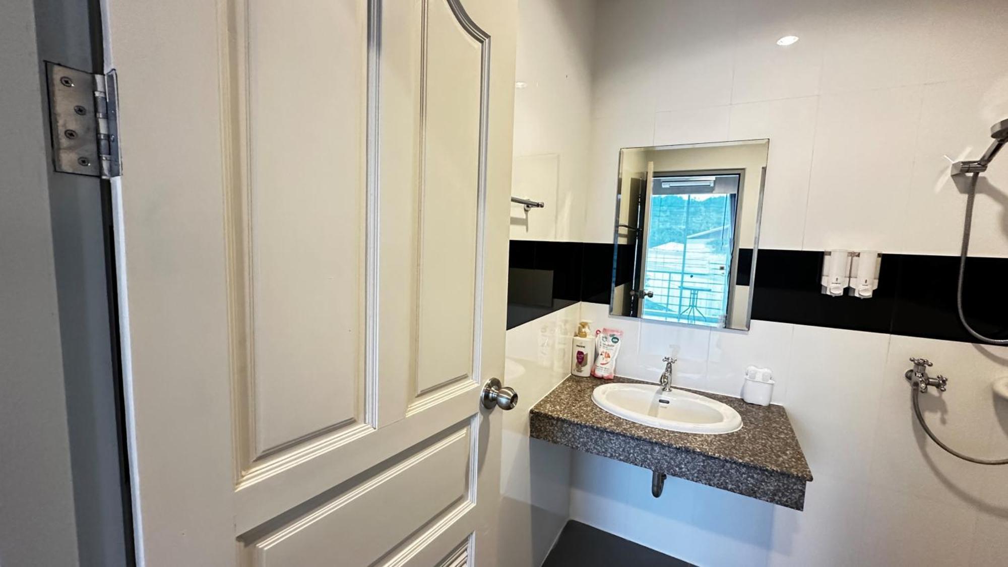 Auriflex House Bed & Breakfast Krabi Bagian luar foto